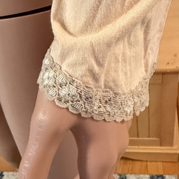 Express Cream Lace-Trim Long Sleeve V-Neck Top - Picture 2 of 8